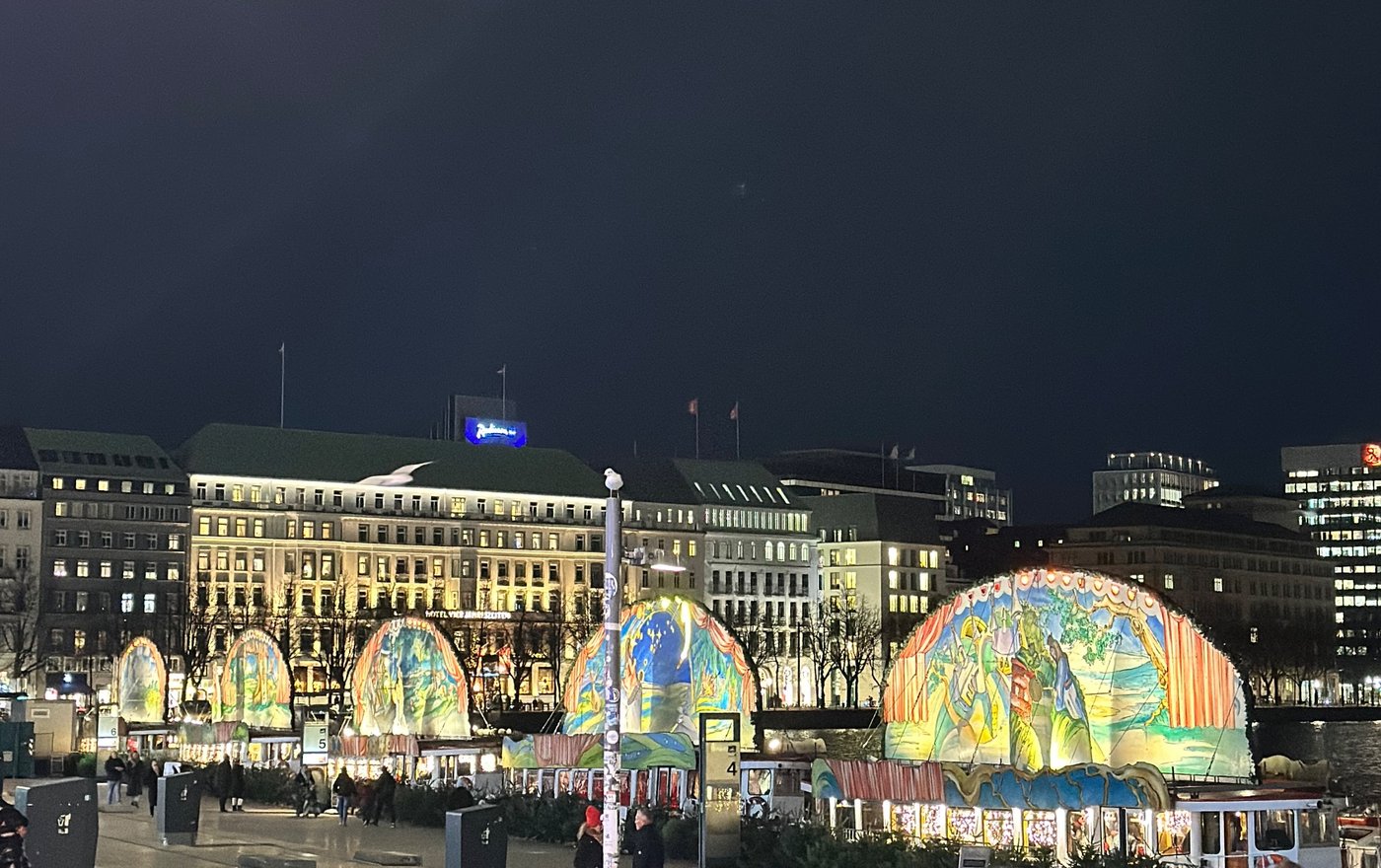 Beleuchtete Märchenschiffe mit bemalten Segeln am Abend an der Binnenalster