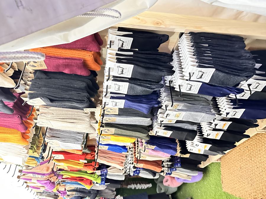 Bunte Wollsocken auf dem Weißerzauber
