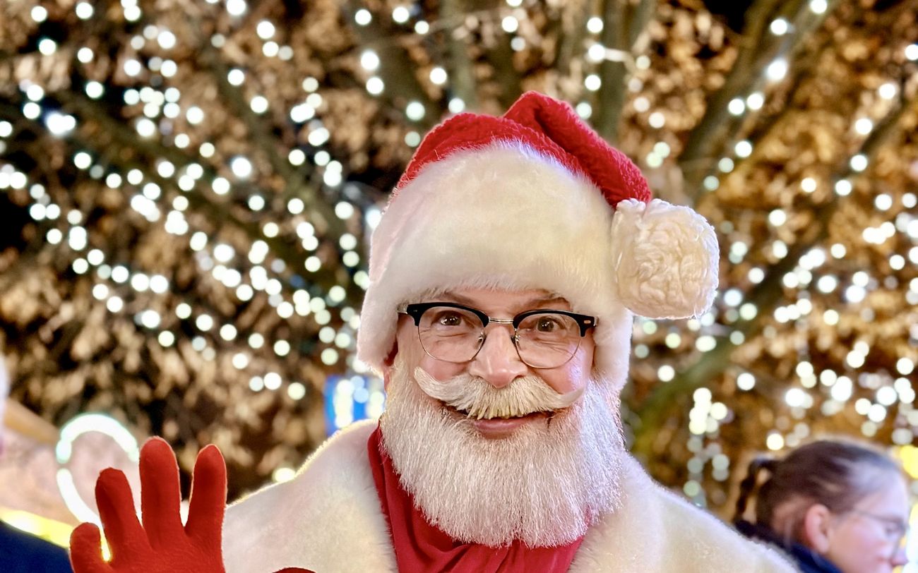 Der Weihnachtsmann winkt auf dem Weißerzauber