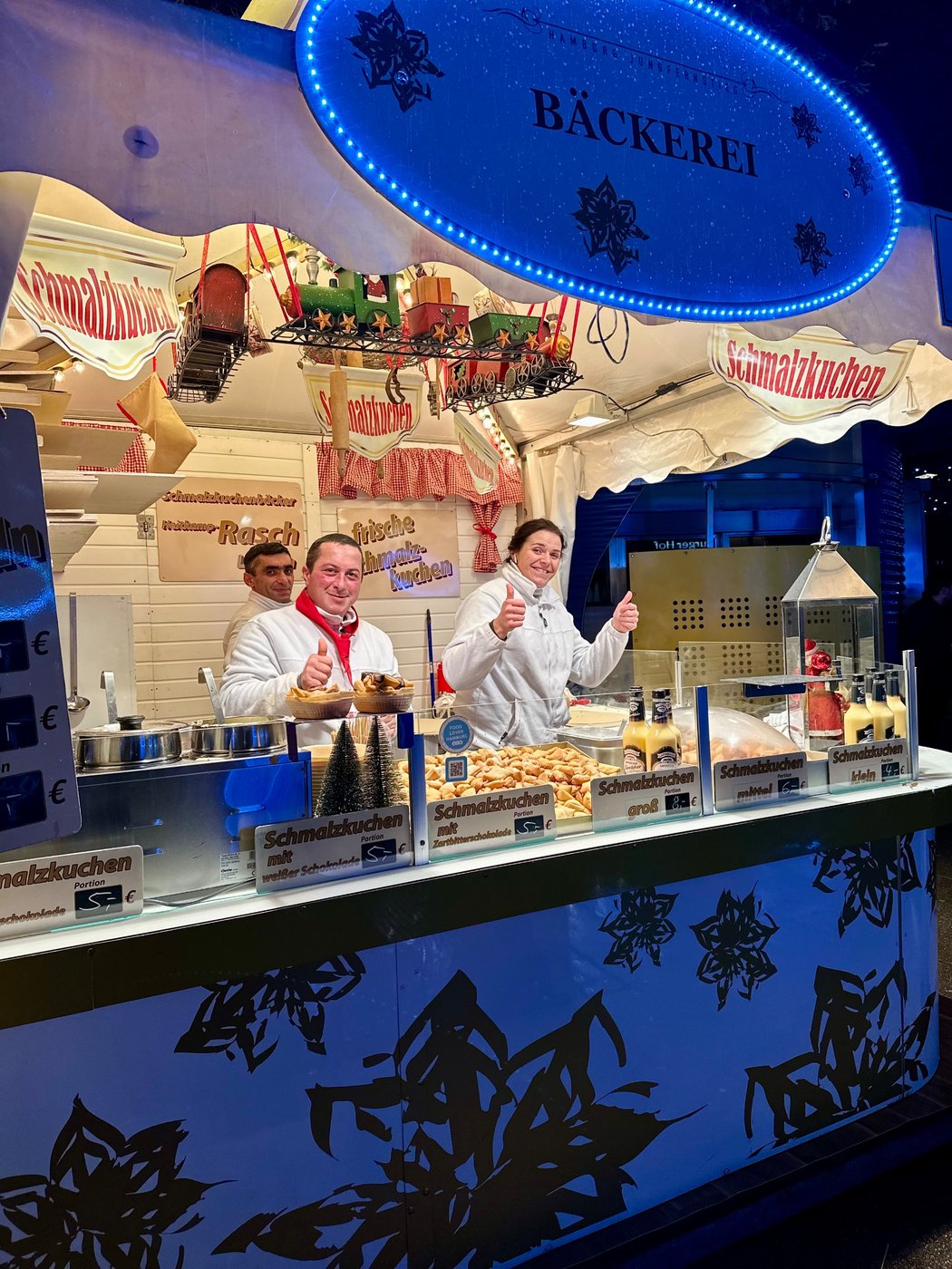 Fröhliche Mitarbeiter an der Schmalzkuchen-Bäckerei