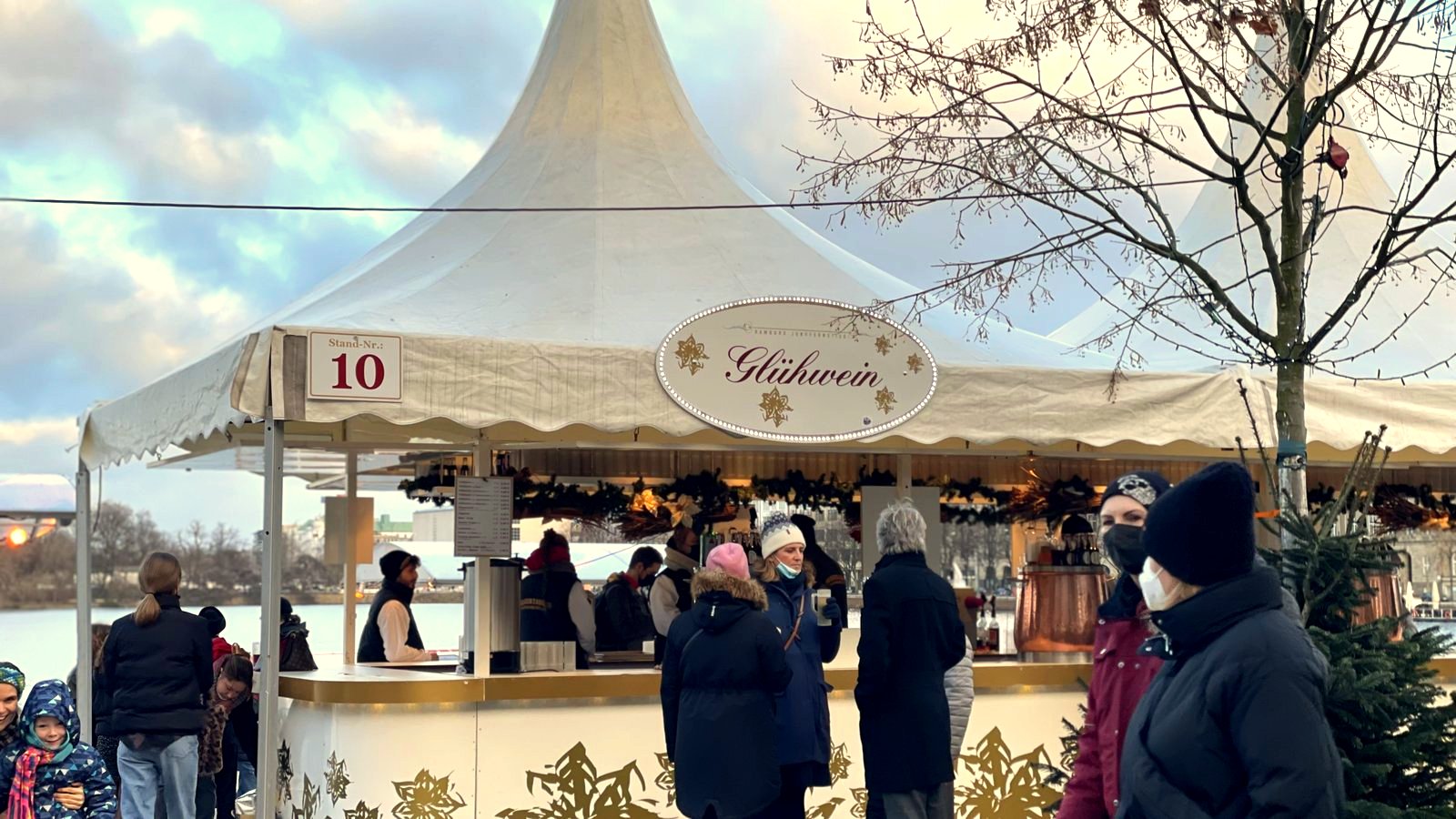 Glühwein-Stand am Wasser mit Blick auf die Binnenalster