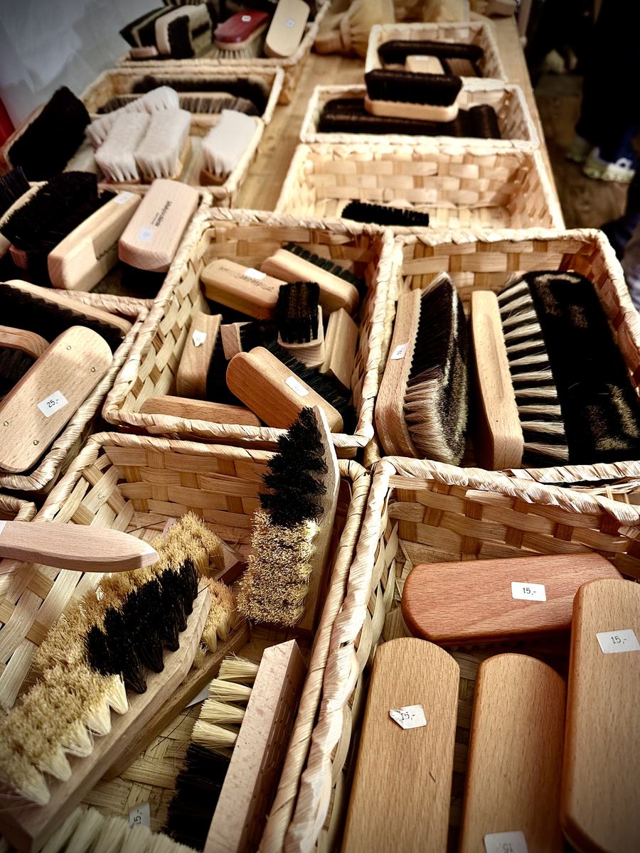 Handgefertigte Schuhputz-Bürsten auf dem Weißerzauber