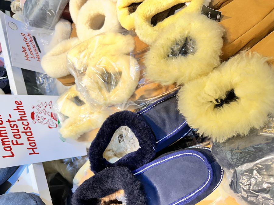 Lammfell-Pantoffeln & Handschuhe auf dem Weißerzauber