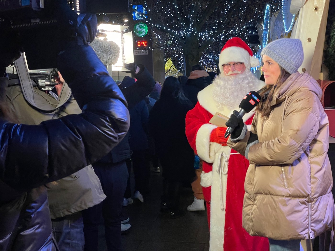 Live-Interview mit dem Weihnachtsmann bei der Eröffnung des Weißerzauber