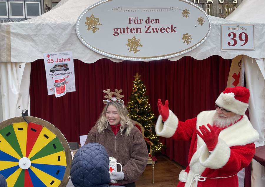Stand „Für den guten Zweck“ mit dem Weihnachtsmann