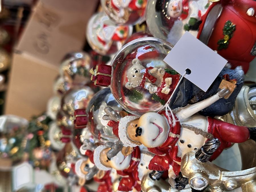 Weihnachtliche Schneekugeln auf dem Weißerzauber